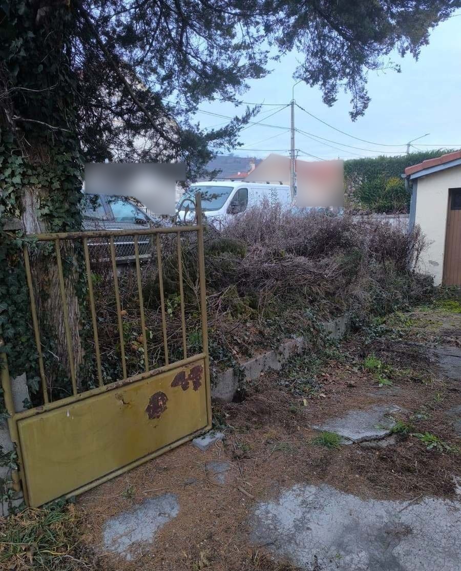 Abords de portail, terrain repris (avant)