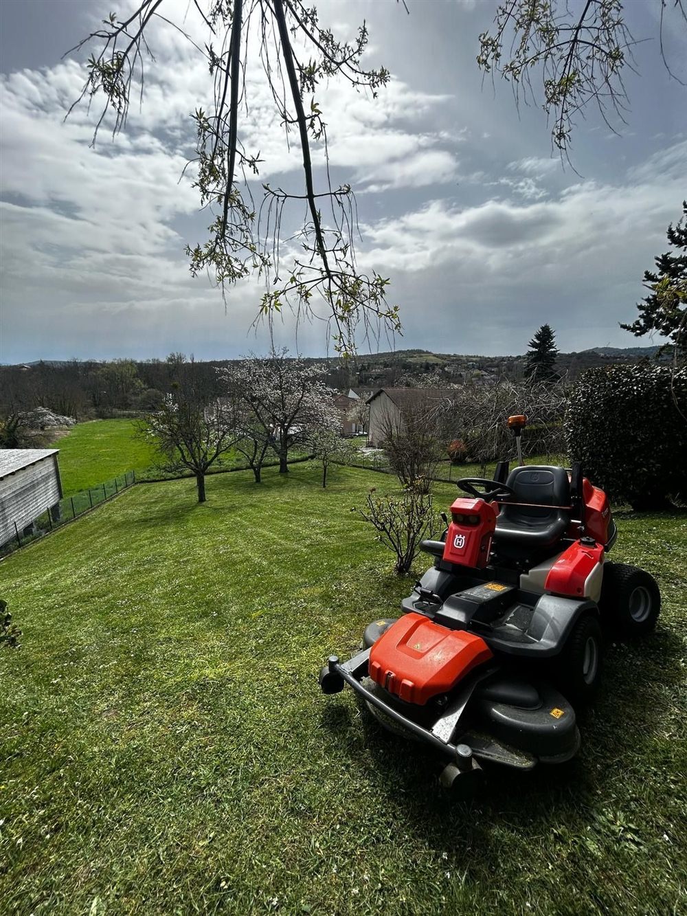 Tondeuse autoportée sur un terrain en pente